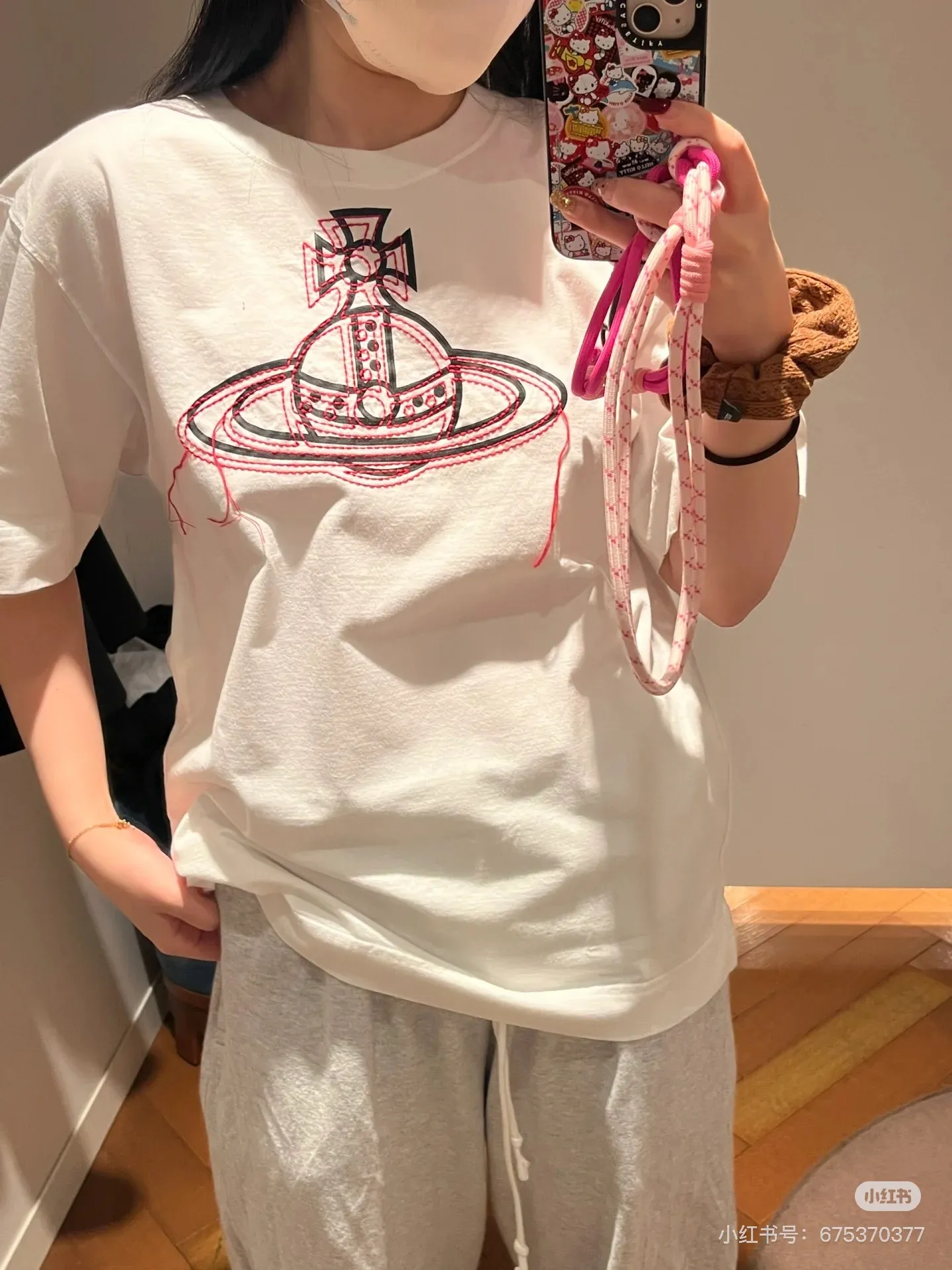 vivienne Westwood Queen Mother's new 2025 spring and summer Japanese limited-edition tassel embroidered short-sleeved T-shirt. The appearance of the appearance reveals the uninhibited image and high street trends. It has a loose and casual style, a short front and long back design, a small slit on the hem on both sides, and the iconic Saturn shape on the chest. The cross crown ball is added with a very futuristic satellite ring, just like Saturn, which collides with the prominent colors of the clothes. The non-overlapping Saturn pattern is outlined with red embroidery, which is visually dazzling. It also has a few tassels to complete the unconventional personality. 240g 32 count high-density double yarn cotton, comfortable and breathable fabric Size: XS-L Color: white, black